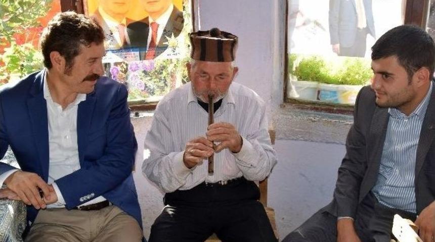 Kavalını Yanından Ayırmıyor