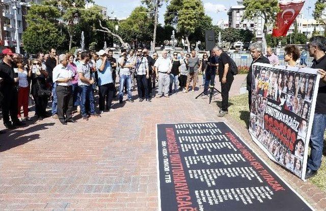 Ankara’daki Patlamada Ölen 97 Kişi Karanfillerle Anıldı