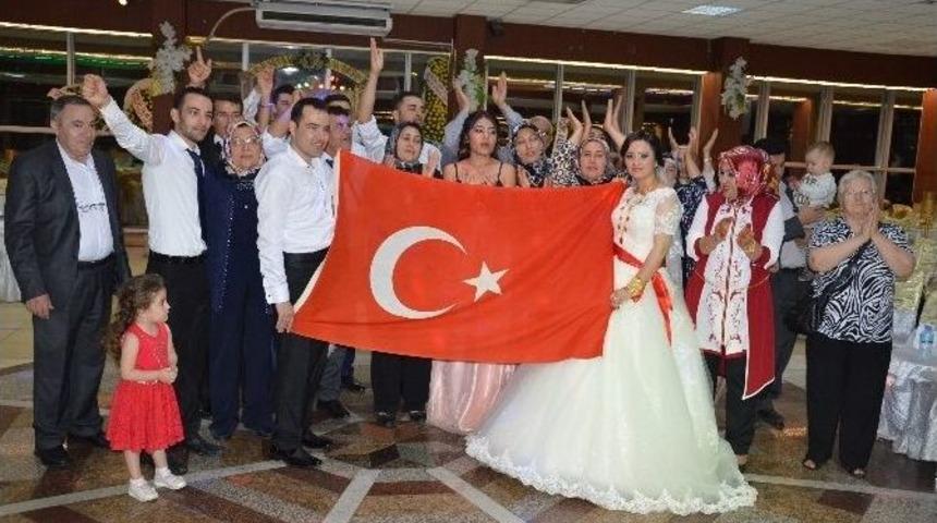 Düğün Sonunda Genç Çifte Türk Bayrağı