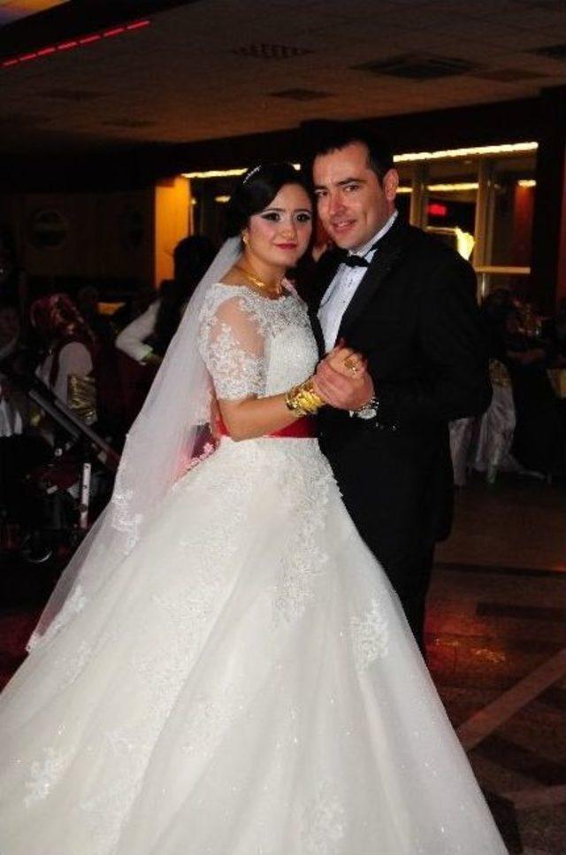 Düğün Sonunda Genç Çifte Türk Bayrağı