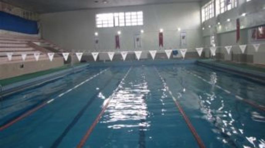 Kapalı Y&uuml;zme Havuzu Kış Sezonunu A&ccedil;tı