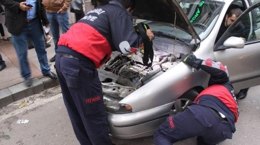 Arabanın Motoruna Sıkışan Kedi Yavrusunu İtfaiye Kurtardı