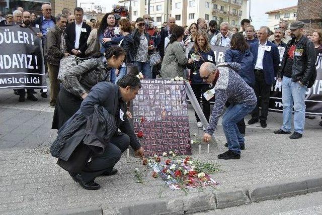 Ankara Katliamında Hayatını Kaybedenler Karanfillerle Anıldılar