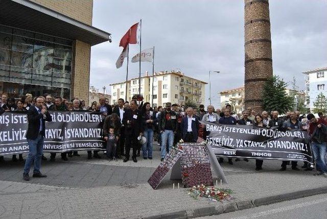 Ankara Katliamında Hayatını Kaybedenler Karanfillerle Anıldılar