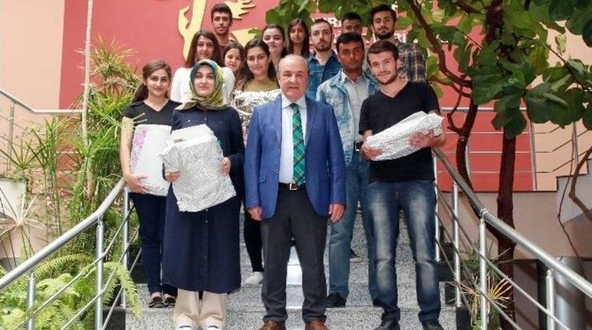 Gaziantep &Uuml;niversitesi Y&ouml;k Başkanı Yekta Sara&ccedil;, Tercih Birincilerine Teşekk&uuml;r Plaketi Verdi