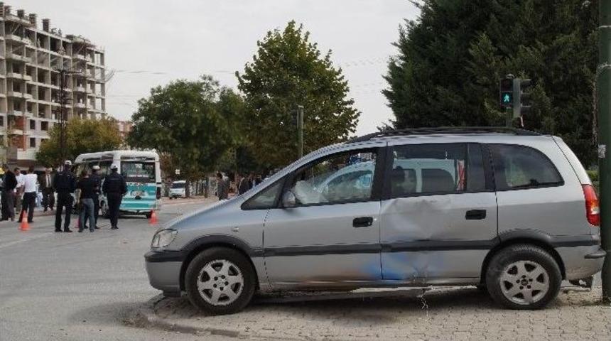 Yolcu Minibüsü İle Otomobil Çarpıştı: 1 Yaralı