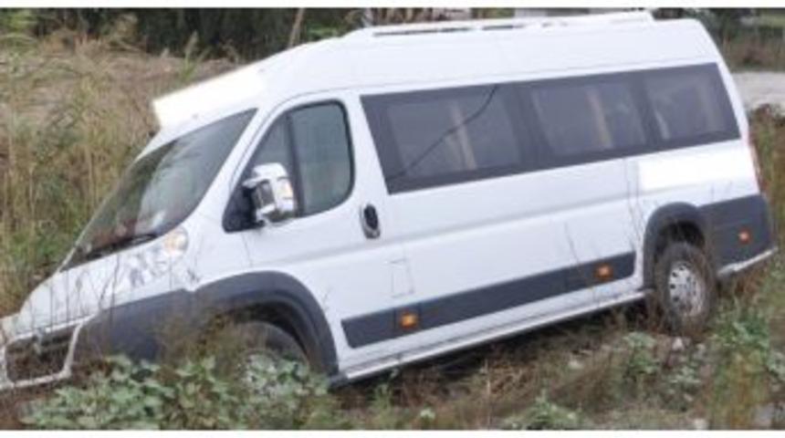 Boz&uuml;y&uuml;k&rsquo;te Servis Minib&uuml;s&uuml; Yoldan &Ccedil;ıktı, 1 Yaralı