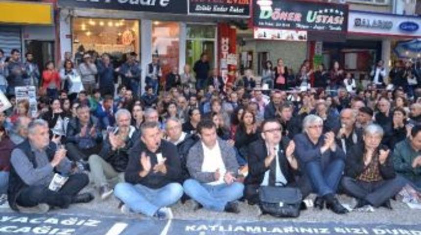Oturarak Ter&ouml;r&uuml; Protesto Ettiler