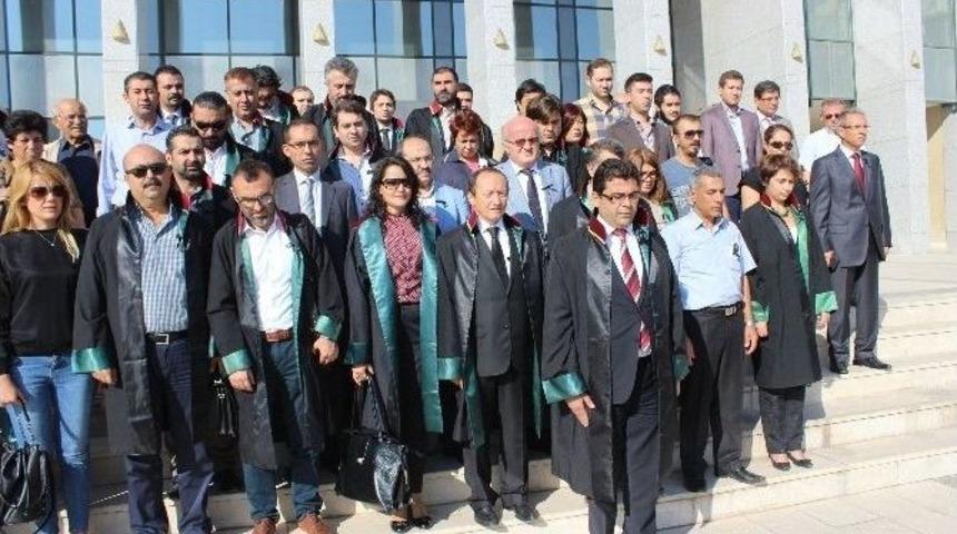 Denizlili Avukatlardan Ter&ouml;re Pankartlı Tepki