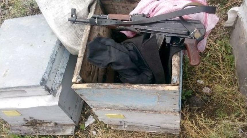 Hdp&rsquo;li Başkanın Evinin Bah&ccedil;esinde Kaleşnikof Silah Ve Tabanca Bulundu