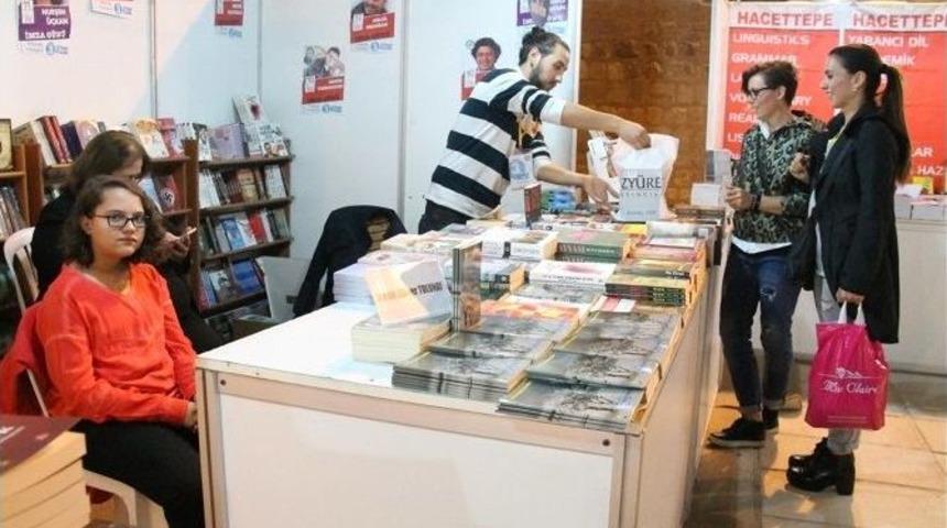 Kitap Fuarının En K&uuml;&ccedil;&uuml;k Yazarı