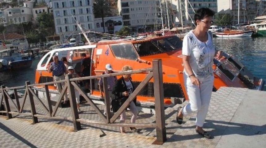 İskele Olmayınca Turistler Filikalarla Taşınıyor