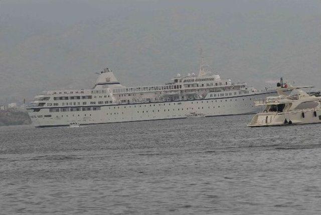 İskele Olmayınca Turistler Filikalarla Taşınıyor