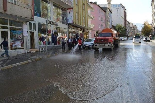 Muş Belediyesi’nden Yol Yıkama Çalışması