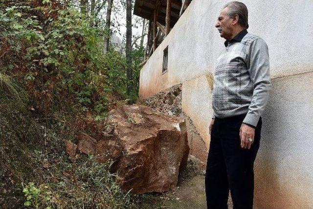 Gümüşhane’de Yamaçtan Yuvarlanan Kayalar Korkutuyor