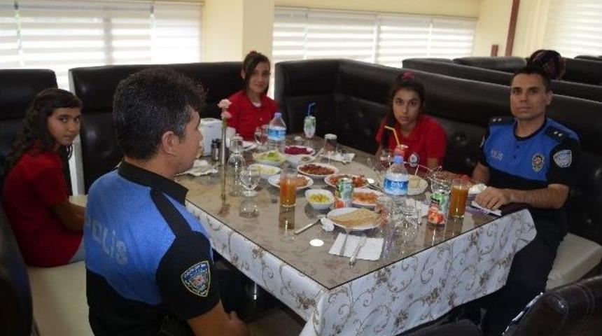 Polisler &Ouml;ğrenciler İ&ccedil;in Gezi D&uuml;zenledi