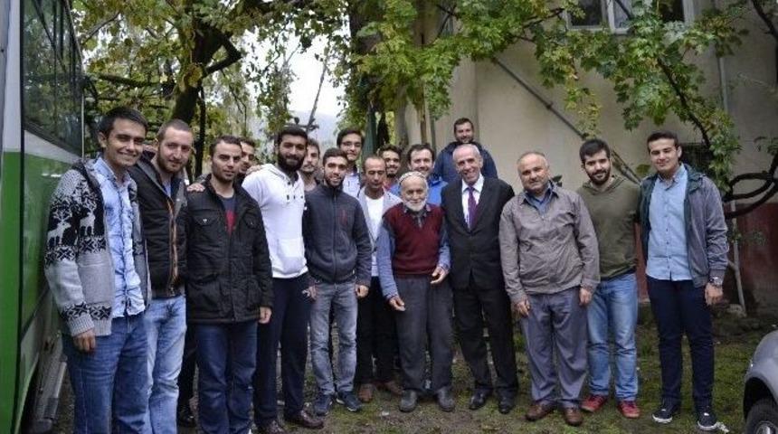 81 Yaşındaki Bekir Dedeye &Ouml;ğrencilerden Yardım