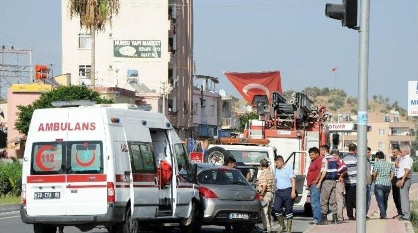 Mersin&rsquo;de Ambulans İle Otomobil &Ccedil;arpıştı: 8 Yaralı