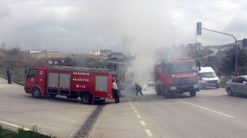 Kırmızı Işıkta Arızalanan Cip Alev Aldı