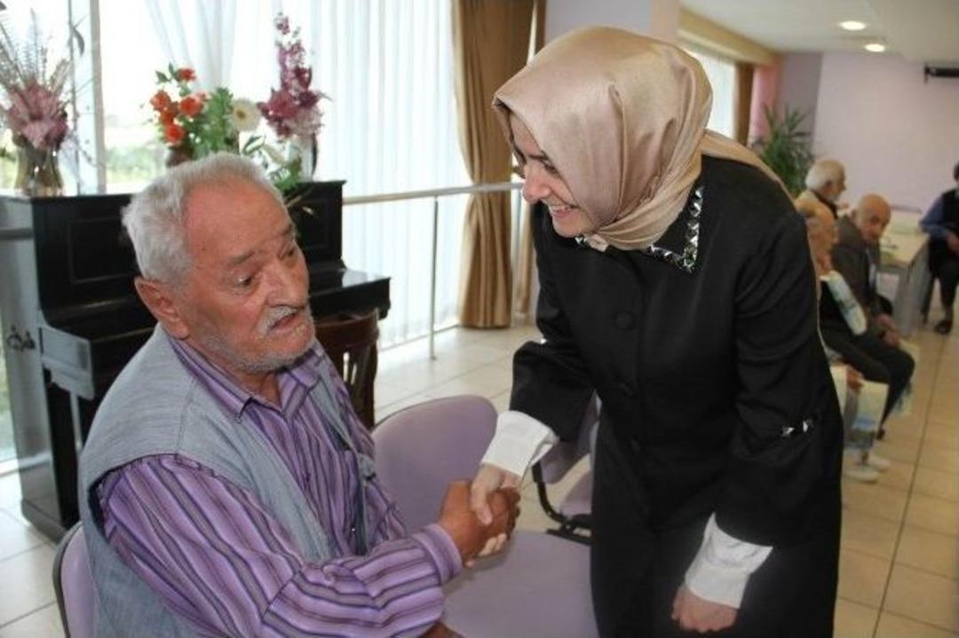 Huzurevi Sakininden Ak Parti&rsquo;li Sayan&rsquo;a: &ldquo;sokakta Kalmaktan Korkmayın &Ccedil;&uuml;nk&uuml; Burası Var&rdquo;