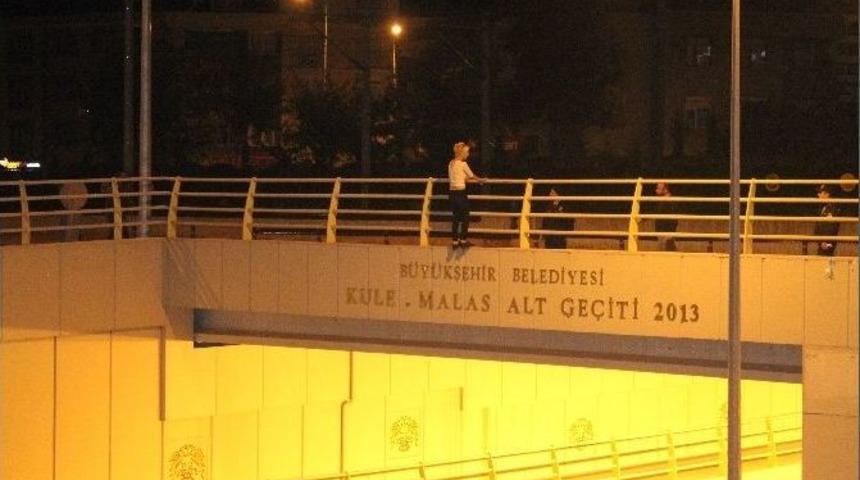 Çıktığı Alt Geçit Korkuluklarından Aşağı Atladı