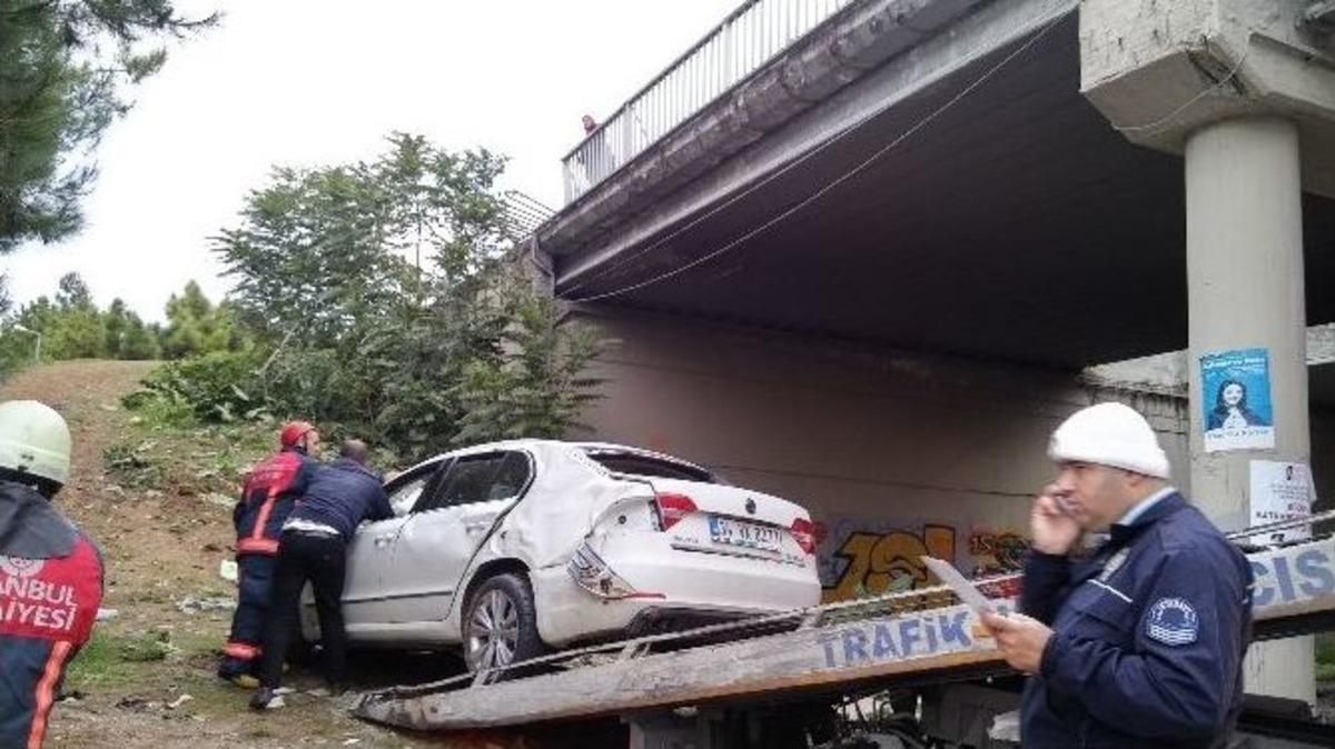 Virajı Alamayan Otomobil K&ouml;pr&uuml;den U&ccedil;tu: 4 Yaralı