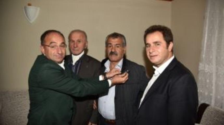 Başkan &Uuml;z&uuml;lmez, Chp Delegelerine Ak Parti Rozeti Taktı