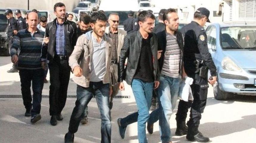 Ter&ouml;r Operasyonunda G&ouml;zaltına Alınan 15 Ş&uuml;pheli Adliyeye Sevk Edildi