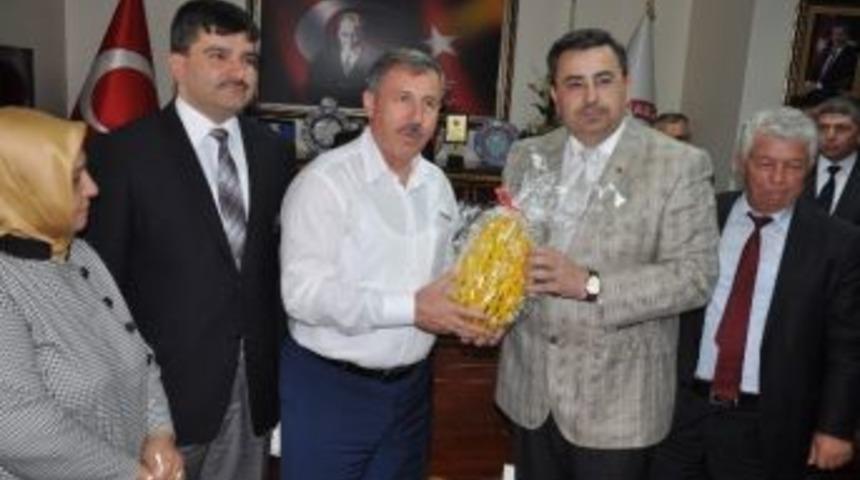 Ak Partili Sel&ccedil;uk &Ouml;zdağ&rsquo;dan Kırkağa&ccedil;lı Partililere &Ccedil;ağrı