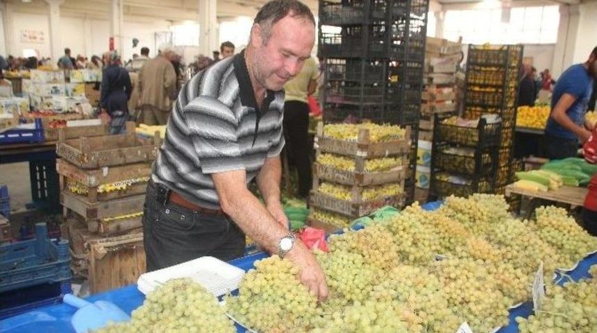 Pazar Tezgahlarında Fiyatları Dudak U&ccedil;uklatan Meyveler, &Uuml;z&uuml;m Ve Kivi
