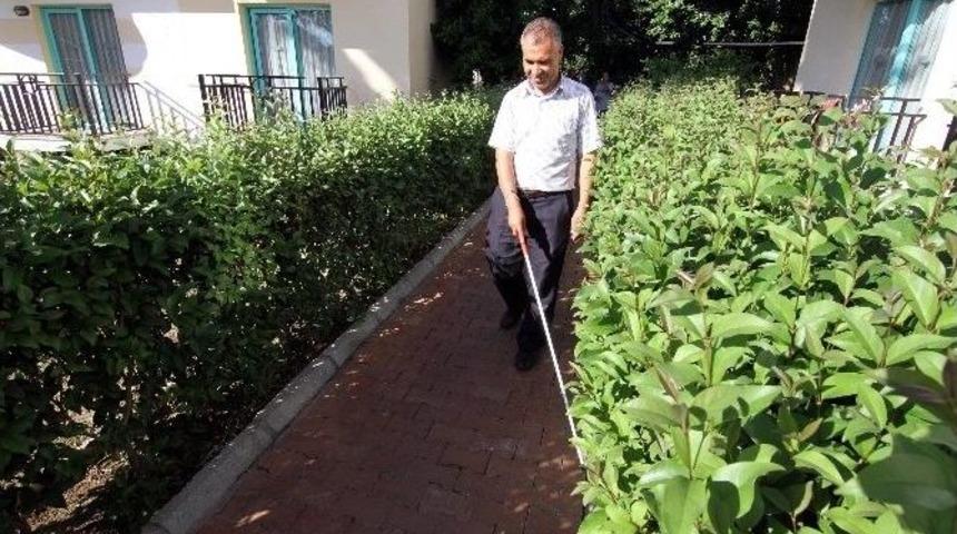 Fethiye&rsquo;de G&ouml;rme Engelliler Beyaz Bastonla Y&uuml;r&uuml;meyi &Ouml;ğreniyor