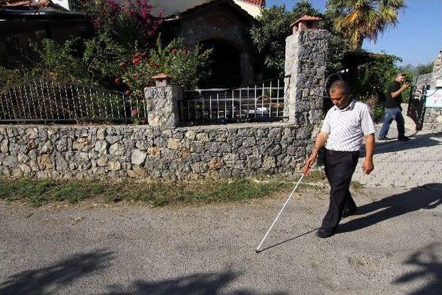 Fethiye’de Görme Engelliler Beyaz Bastonla Yürümeyi Öğreniyor