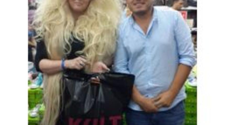 Finli Kadının Sa&ccedil;ını G&ouml;ren Fotoğraf &Ccedil;ektirdi