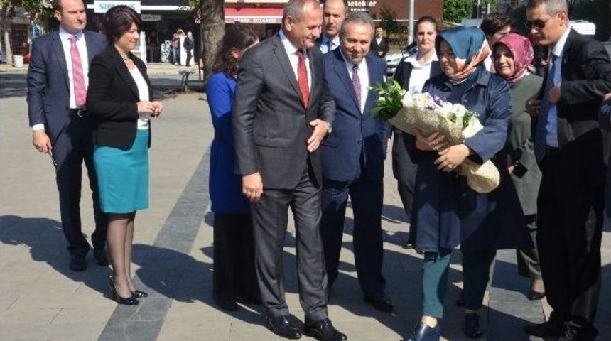 Bakan G&uuml;rcan D&uuml;zce Belediyesini Ziyaret Etti