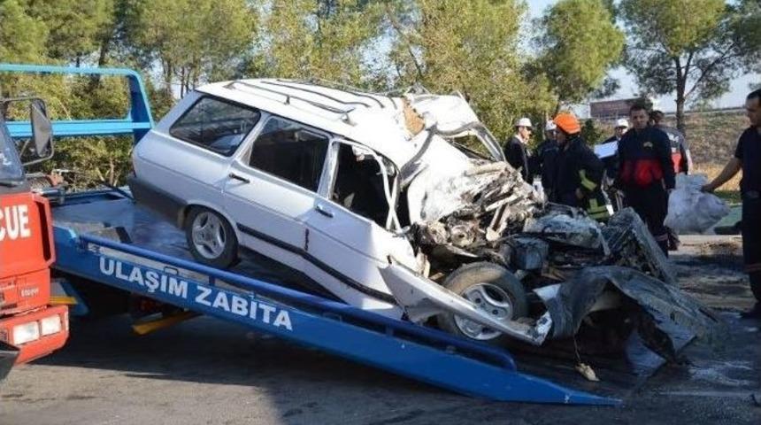 Manisa&rsquo;da Otomobille Kamyon &Ccedil;arpıştı: 1 Ağır Yaralı