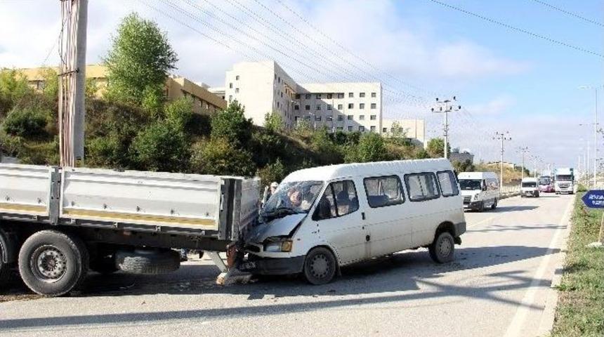 Kastamonu&rsquo;da Tır İle Minib&uuml;s &Ccedil;arpıştı: 1 Yaralı