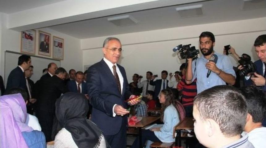 Bakan Yal&ccedil;ın Top&ccedil;u &Ouml;ğrencilere Mesir Macunu Dağıttı