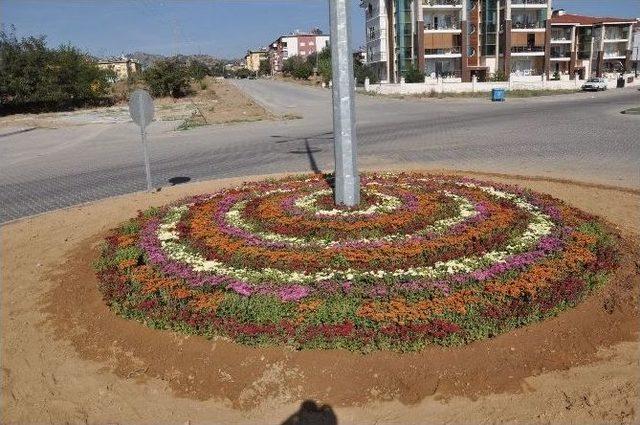 Nazilli’de Kavşak, Orta Refüj Ve Kaldırımlar Renkleniyor