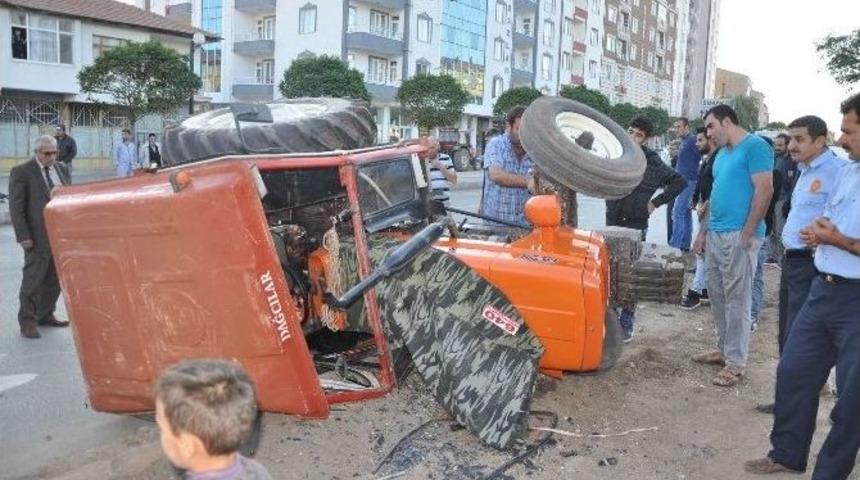 Tır Trakt&ouml;re &Ccedil;arptı: 8 Yaralı