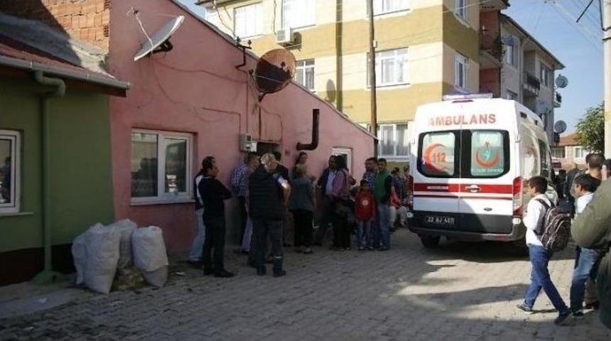 Evinde &Ouml;l&uuml; Bulunan Adamın Cenazesi Ailesine Teslim Edildi