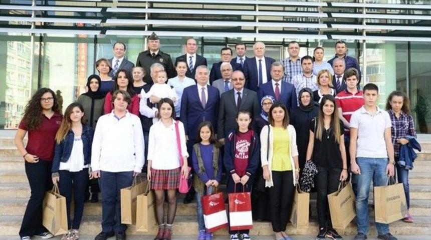 Şehit &Ccedil;ocuklarına Tablet Ve Diz&uuml;st&uuml; Bilgisayar Dağıtıldı