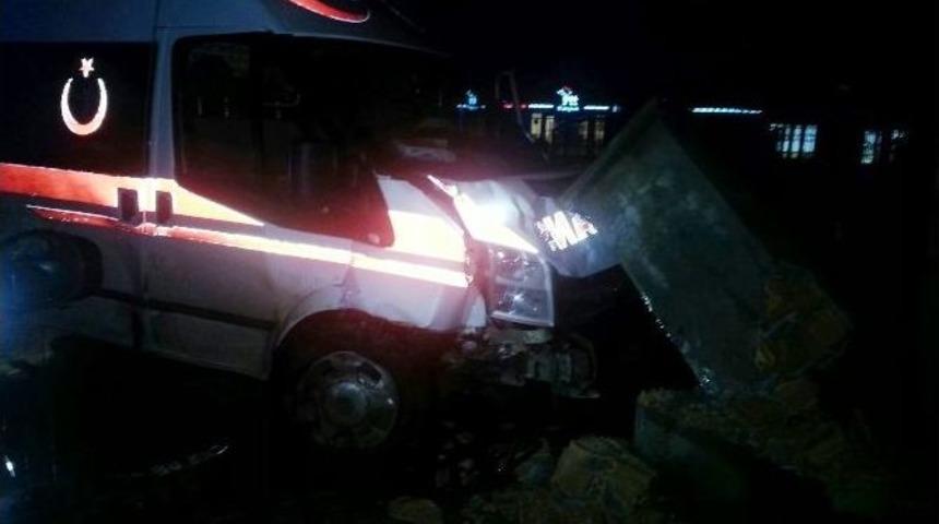 Ambulans İle Otomobil &Ccedil;arpıştı: 3 Yaralı