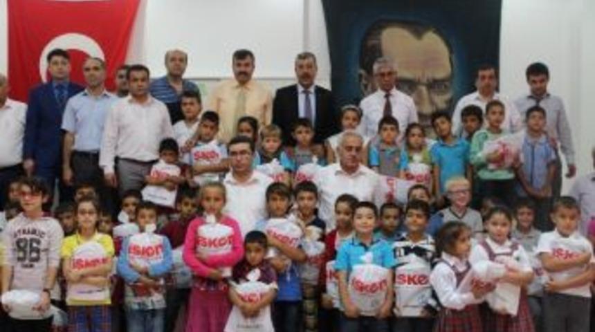 Ceyhan&rsquo;da Bin 100 &Ouml;ğrenciye Kırtasiye Yardımı