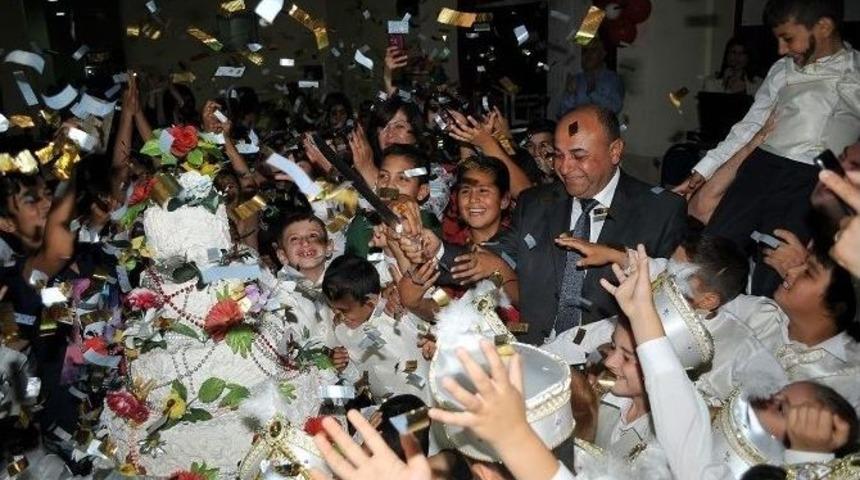 Toplu S&uuml;nnet Ş&ouml;leninde Minikler Erkekliğe İlk Adımı Attı