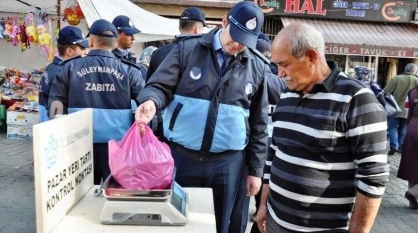 Vadandaş Pazardan Aldıkları &Uuml;r&uuml;nlerini Kendileri Tartıyor
