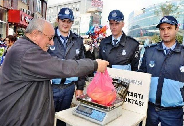 Vadandaş Pazardan Aldıkları Ürünlerini Kendileri Tartıyor