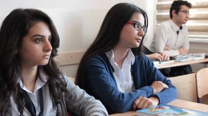 Vali Şent&uuml;rk Sorularını Doğru Cevaplayan 2 &Ouml;ğrenciye Altın Hediye Etti