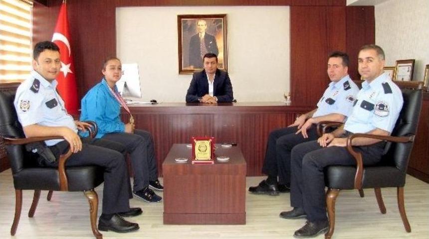 Arabanlı T&uuml;rkiye Tekvando Şampiyonu Zehra G&uuml;nd&uuml;z Kaymakam Cuma Eme&ccedil;&rsquo;i Ziyaret Etti