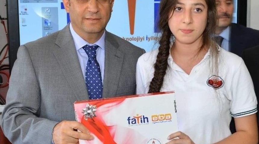 Vali T&uuml;rker, &Ouml;ğrencilere Tablet Bilgisayar Dağıttı