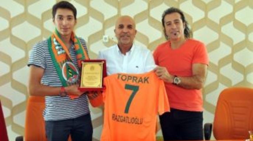 &Ccedil;avuşoğlu&rsquo;ndan Toprak&rsquo;a Doğum G&uuml;n&uuml; S&uuml;rprizi